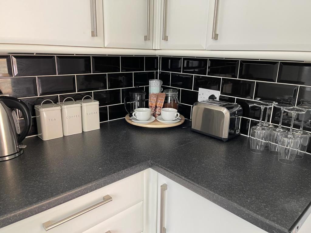 2 Bedroom Apartment Ground Floor Eastbourne Town Centre ภายนอก รูปภาพ